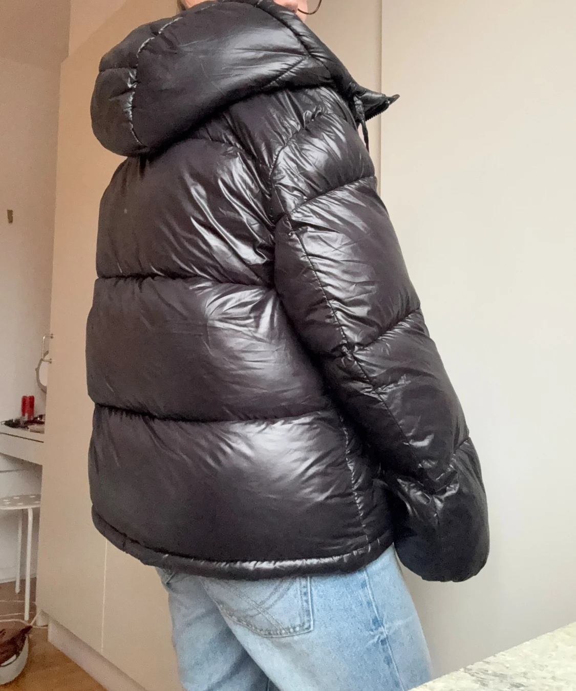 Svart pufferjacka med huva - 1