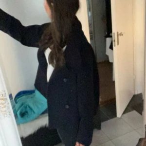 Mörkblå kappa med knappar - Snygg mörkblå kappa från Gina trico, knappt använd men super snygg. 