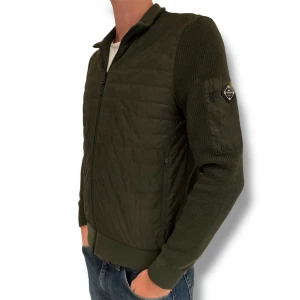 J.Lindeberg Cardigan - Trendig och sällsynt J.Lindeberg Cardigan | Skick 9/10 NYSKICK  | Färgen mörkgrön och storlek M | Slutsåld överallt | Hör av er för mer information/bilder!