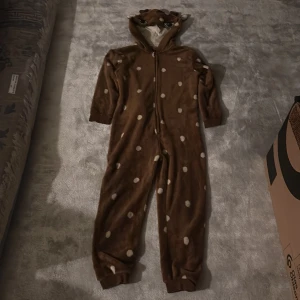 Mjukisdräkt mysdress julkläder rådjur - Mysdress ”rådjur” med luva med ögon, horn och öron. Svans bak. Dragkedja. Supermysig. Bra begagnat skick, inga hål. Rök-/djurfritt hem.