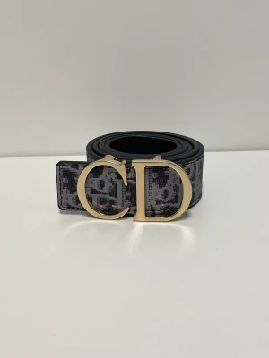 Christian Dior Bälte - Säljer ett helt nytt bälte oanvänd, storlek 110. Fraktar snabbt inom 24h efter köp. Kan även hämtas i Haninge. Skirv gärna vid fler frågor.