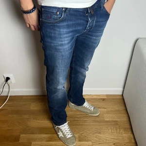 Jacob Cohën 622 - Storlek:33 Mått: 108x44( längd och midja i cm)  Skick:7/10 en defekt på sista bilden Nypris: 5299+ Modellen är 185cm & 78 kg 