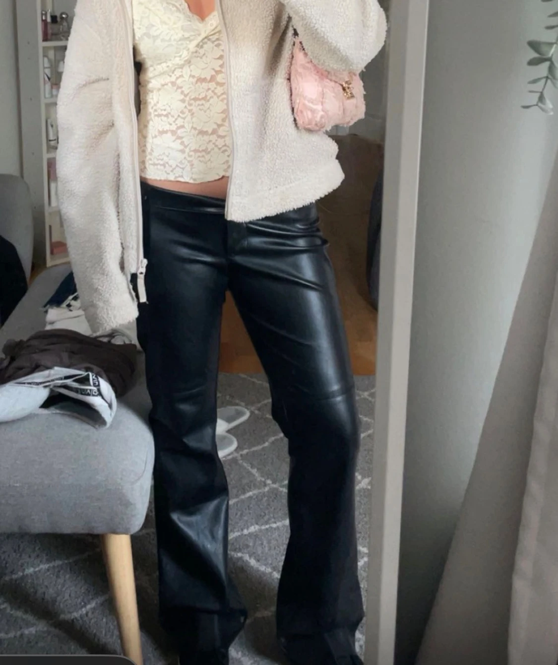 Svarta bootcut byxor i skinnimitation - 1