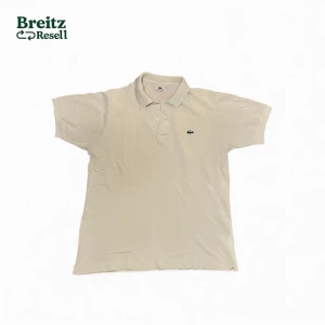 Vit piké - Vit Lacoste piké som har blivit lite missfärgad men fortfarande i bra skick                                 Storlek 4/Medium