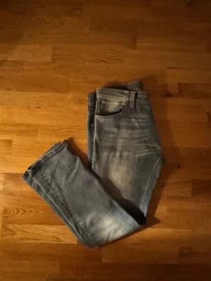 Nudie jeans - Nudie jeans i modellen Lean Dean med en riktigt fet tvätt. Storleken är 34/32 och skicket är 9,8/10. Passar perfekt nu inför vinter och om du har nögra frågor så är de bara att höra av sig. Kan även tilläggas att priset kan diskuteras vid snabb affär🤝