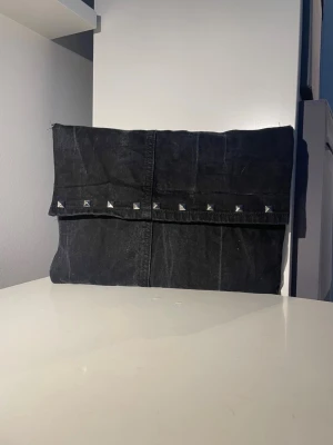 Datorfodral💙 - Svart datorfodral av återvunna jeans med filt och silke inuti, silvriga nitar och magnetisk knapp!💙 Fodralet är ca 37x27 cm🌟