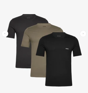 3-pack BOSS t-shirts i neutrala färger - Säljer ett 3-pack stilrena t-shirts från BOSS i svart, mörkgrå och beige. Alla har rund hals, korta ärmar och diskret BOSS-logga på bröstet. Perfekt passform och mjukt bomullsmaterial som känns skönt mot huden.
