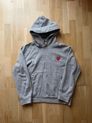 Hoodie Comme Des Garçons - Fin hoodie från Comme Des Garçons. Den är i väldigt fint skick och endast lätt använd. Den är i storlek L men skulle även kunna passa M. Skriv vid funderingar🙌Pris kan diskuteras!