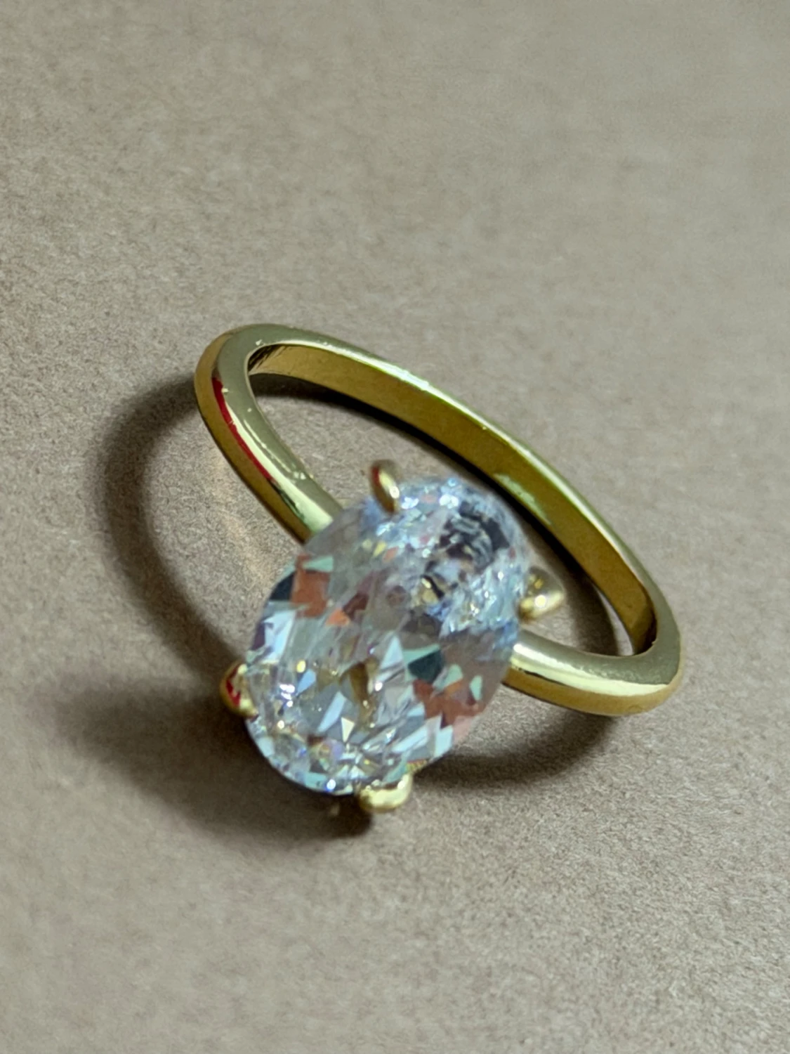 Vattentålig ring Guldring med stor oval klar sten