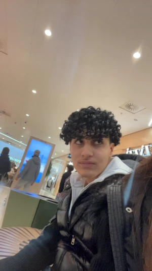 Säljer jordansk pojke!  - Säljer min importering från Jordanien!! Kan ej vistas nära barn under 10 år. Årsmodell: 2009, Drivmedel: Pablo, cuba black, vape, cigg, kladdkaka. Okej skick, han är ganska lydig för det mesta. Styrkor: kan diverse kampsporter. Svagheter: pedofil