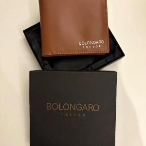Brun skinnplånbok Bolongaro Trevor - Snygg brun plånbok från Bolongaro Trevor i 100% skinn. Plånboken har flera fack för kort och sedlar, stilren design och kommer i original ask. Perfekt för dig som vill ha en klassisk och praktisk accessoar.