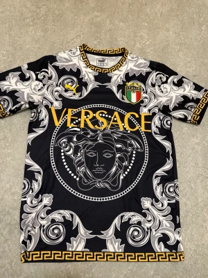 Italien Puma Fotbollströja - Tja! Säljer denna stilrena svarta Italien Puma Fotbollströjan ! Storlek S  / Skick 10/10 nästan aldrig använd! Priset är ej hugget i sten, tveka inte att kontakta vid frågor eller funderingar!