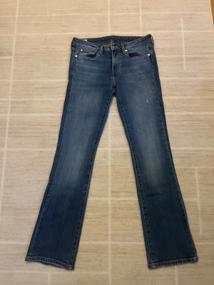 Bootcut jeans från Pepe Jeans W11 - Snygga blå bootcut jeans från Pepe Jeans London. Jeansen har använts max 5 ggr💕