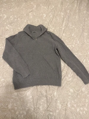 Stickad half zip Zara - Snygg grå stickad tröja med halv dragkedja i halsen från Zara. Storlek L, passar även M. 