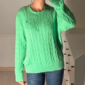 Ralph lauren kabelstickad tröja  - Fint skick! Färgen är mer lik sista bilden. 