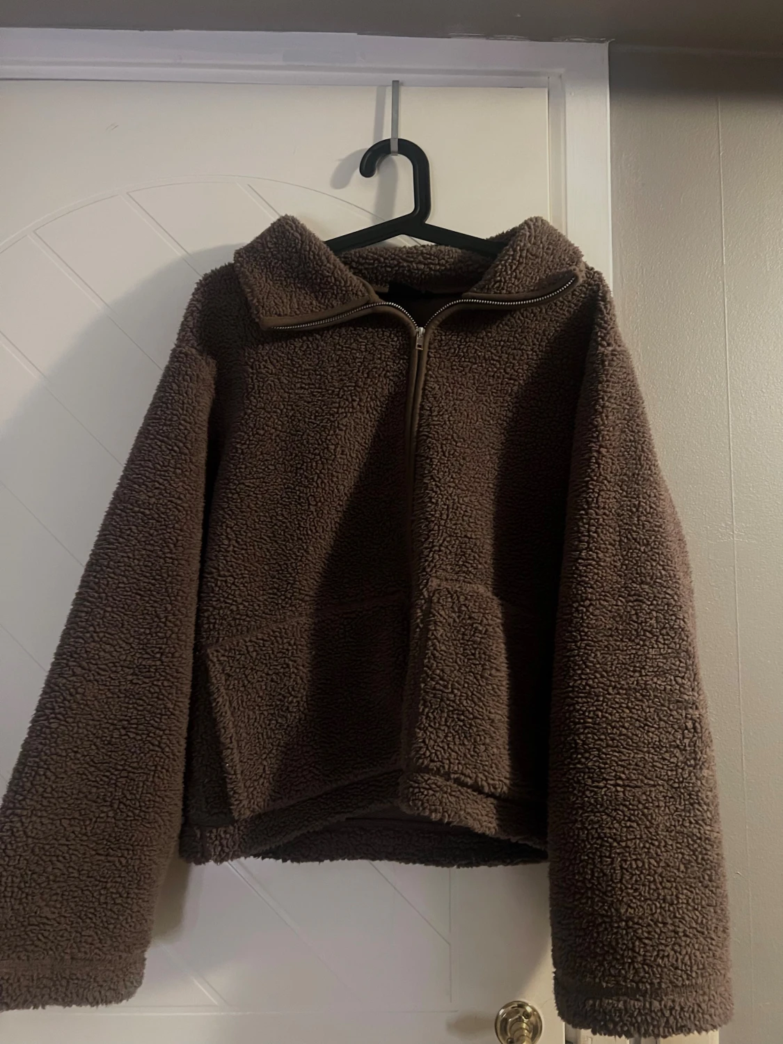 Brun teddyjacka med dragkedja