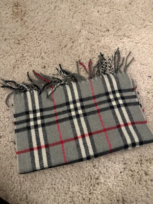Burberry - halsduk  - Burberry - halsduk Använt, cond 9/10 Nypris 6.400:-  Mitt pris 2.000:-
