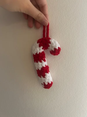 Virkad polkagris  - Handgjord polkagris! Perfekt att ha i julgranen eller som annan juldekoration 🎄Ca 10 cm. Kan även göra i andra färger eller som nyckelring om man önskar det!