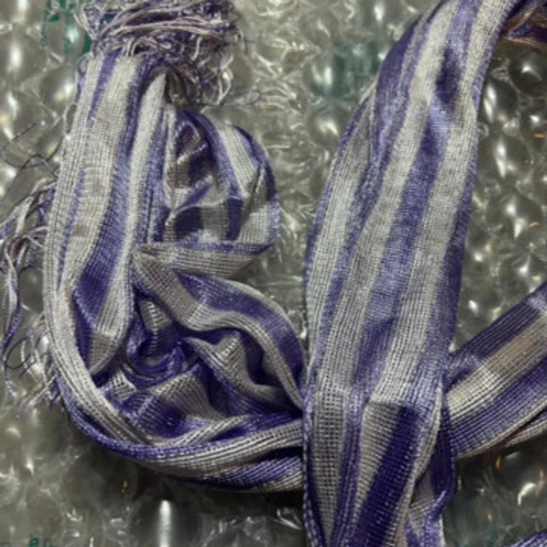 Randig glansig halsduk i silver och lila - 3
