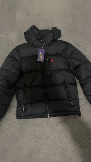 Polo Ralph Lauren Jacka  - Polo Ralph Lauren jacka för endast 1349 kr som är helt ny,  skriv om intresserad!