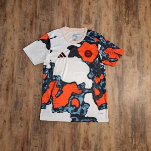 Bayern München Fotbollströja  - Säljer en FC Bayern München fotbollströja från Adidas I toppskick✨️ Storlek (S) och perfekt som present eller eget bruk🎁👌