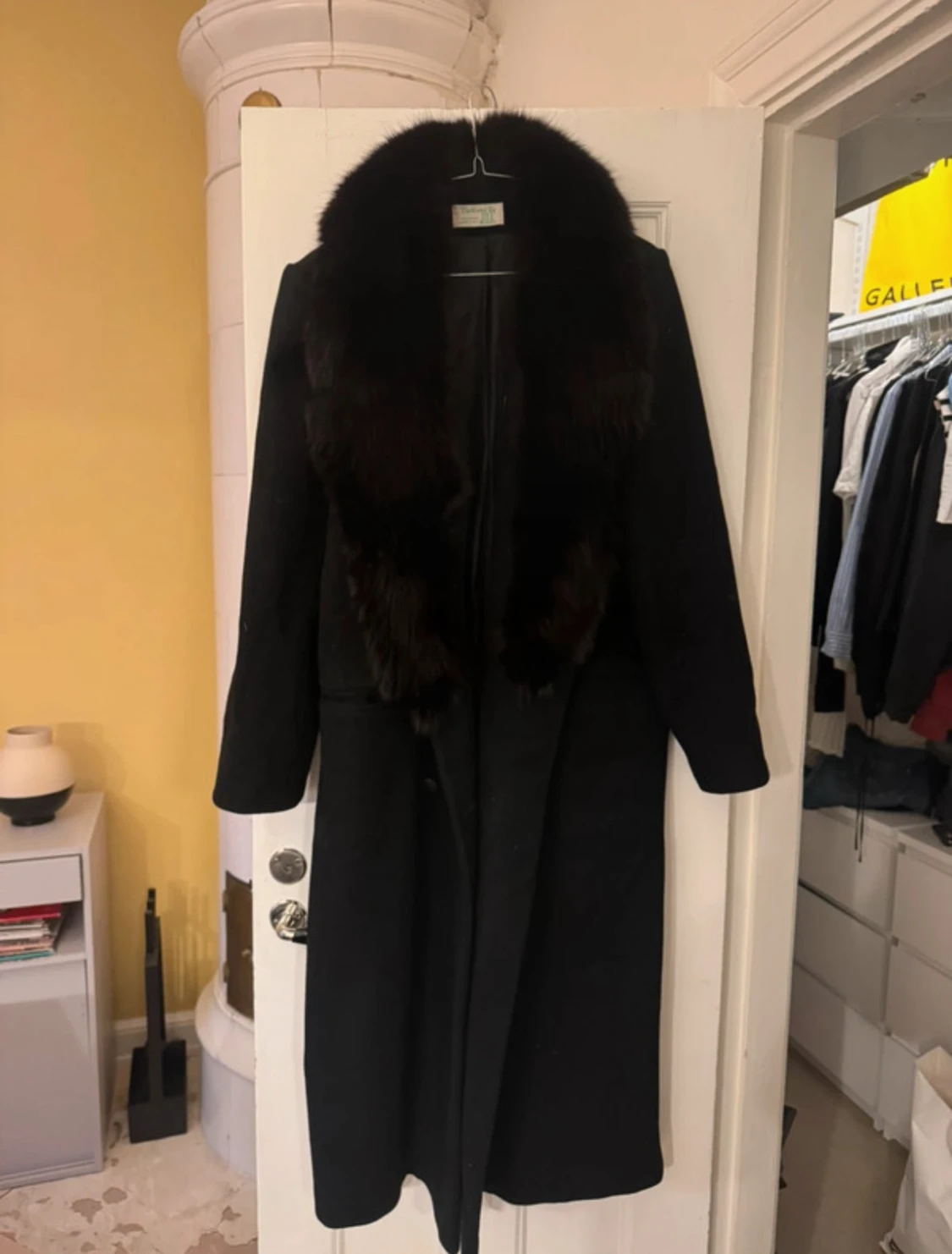 Svart lång kappa med pälskrage - 1
