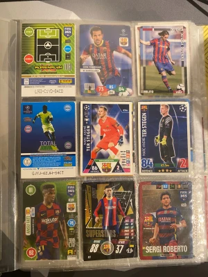 Fotbolls kort - En gammal samling på fotbolls kort med många bra spelare som Messi, Bojan, neymar, Vidal osv. Många fler sidor i permen men detta e dom bästa.