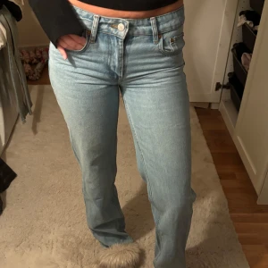 ljusblå jeans straight fit - Säljer ett par klassiska jeans i ljusblå tvätt med raka ben och normal passform. Jeansen har fickor, knappgylf och bälteshällor. Perfekt för dig som gillar en tidlös och chill look.