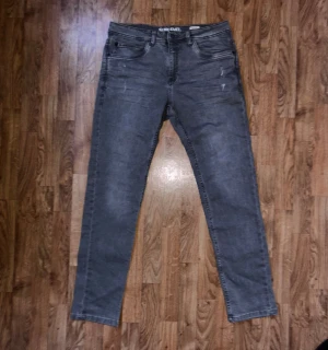 Slimfit Jeans Grå Sublevel - | Märke: Sublevel | Storlek: 31x32 | Färg: Grå | Skick: Oanvänd | Passform: Normal | Stil: regular | Pris: Kan diskuteras✨| 