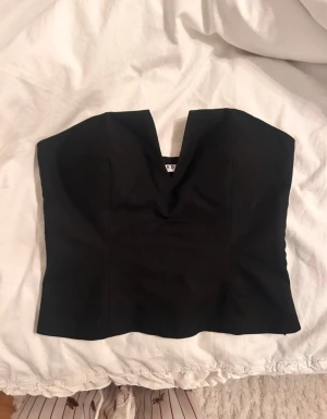 Nakd topp - Superfin topp från nakd ♥️ har ett litet hål som syns på tredje bilden och en fläck som syns på sista (ska försöka få bort den), fläcken är inget man tänker på när man använder den!