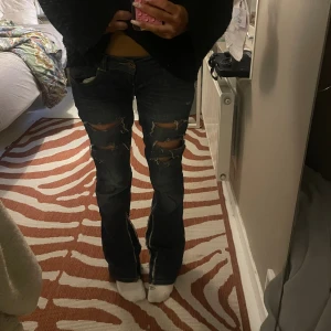 Mörkblå bootcut jeans med slitningar - Skriv för bättre bilder / mer info💕