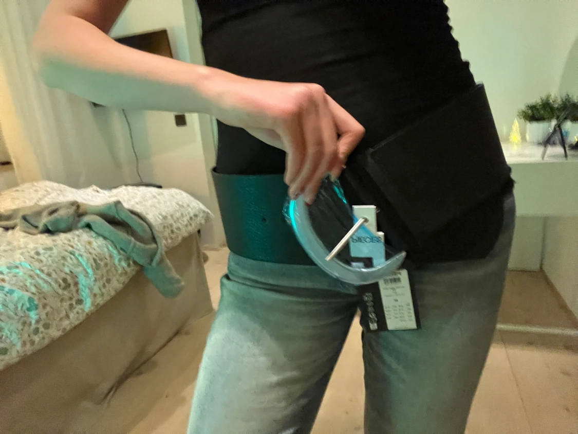 Coolt, trendigt svart brett bälte med silverfärgat spänne  - 4