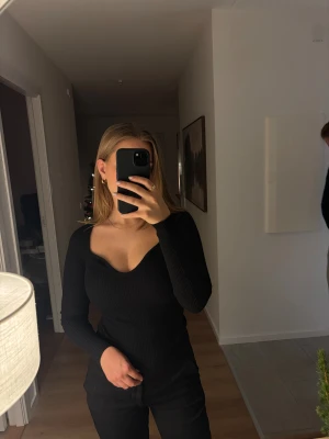 Svart topp Gina tricot - Svart topp från Gina tricot i storlek XS. Väldigt bra skick. 