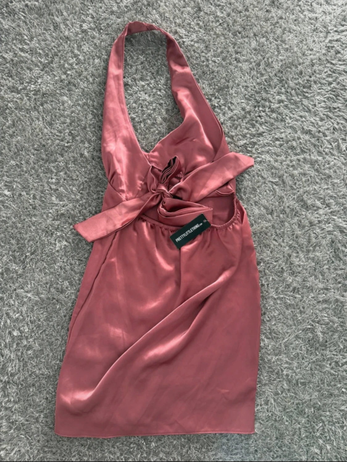 Rosa halterneck klänning PrettyLittleThing - 1