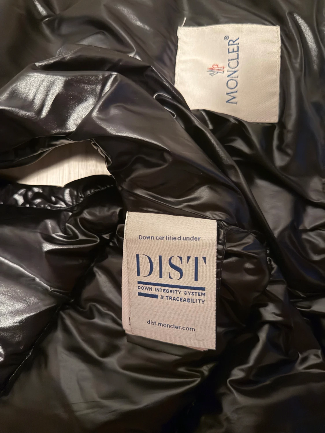 Svart dunväst från Moncler med avtagbar huva - 6