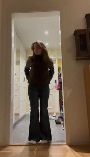 Vintage Levis byxor, bootcut - Köpte dessa på Plick för 600kr, men dom passade tyvärr inte i midjan. Inget tecken på slitage💕skriv gärna om frågor!😊