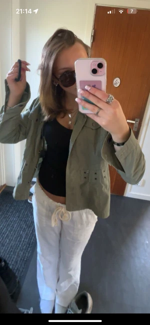 Vita linnebyxor med snörning Roxy  - Strl S knappt använda Säljer ett par vita linnebyxor med skön loose passform och snörning i midjan. Perfekta för chill dagar och har en avslappnad look. Byxorna är raka i modellen och har en mjuk känsla mot huden.