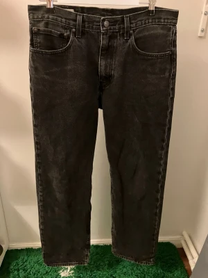 Levi's 555 - Säljer ett par Levi's 555 i storlek 31 x 30 I svart färg. De har en relaxed fit och de är redo för äventyr!