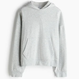 Ljusgrå oversized hoodie med huva - Supermjuk ljusgrå hoodie från hm med klassisk känguruficka och huva. Tröjan har en oversized passform och långa ärmar, perfekt för chill dagar. Tillverkad i bomullsmix som känns skön mot huden. Storlek M. Helt ny i förpackning. Säljer pga glömt returnera beställning i tid.