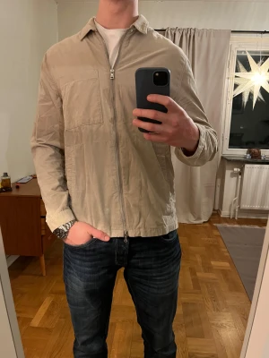 Beige Riley Overshirt  - Säljer denna sjukt snygga Overshirten från Riley⭐️ Färgen är beige och storleken är L✅ Den har inga defekter och skicket är utomordentligt🙌🤝 Sjukt najs passform och passar perfekt till hösten🍁🙌 Tveka inte på att höra av er dig vid minsta fråga eller fundering😊