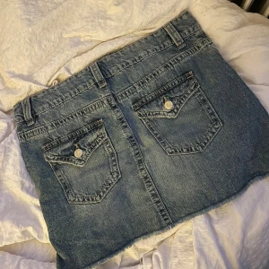Kort jeans kjol - Super söt jeanskjol från Gina Young. Passar mig med S🥰❤️ storlek 170+. Aldrig använd