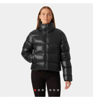 Svart pufferjacka med hög krage - Säljer en svart pufferjacka med glansig finish och hög krage. Från Helly Hansen knappt använd köpt för 2500, skriv för egna bilder