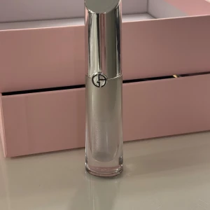 Plumping lip gloss Armani - Genomskinligt plumping läppglans med skimmer från Armani. 