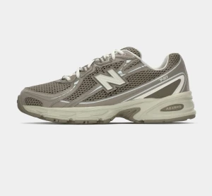 Beige New Balance 740 sneakers - Helt nya New balance skor i färg ”dark olivine” , i verkligheten är det en jätte läcker beige färg med benvit sula.   Storlek 37, standar EU storlek. Skorna kommer i original kartong, kvitto finns ej. Ny pris på Zalando 1 200kr