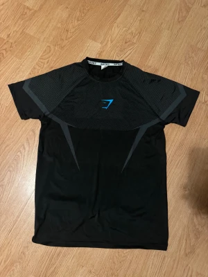 Onyx Gymshark - Säljer en helt ny och oanvänd onyx gymtröja i blå. Vid fler frågor är det bara att höra av sig🙌