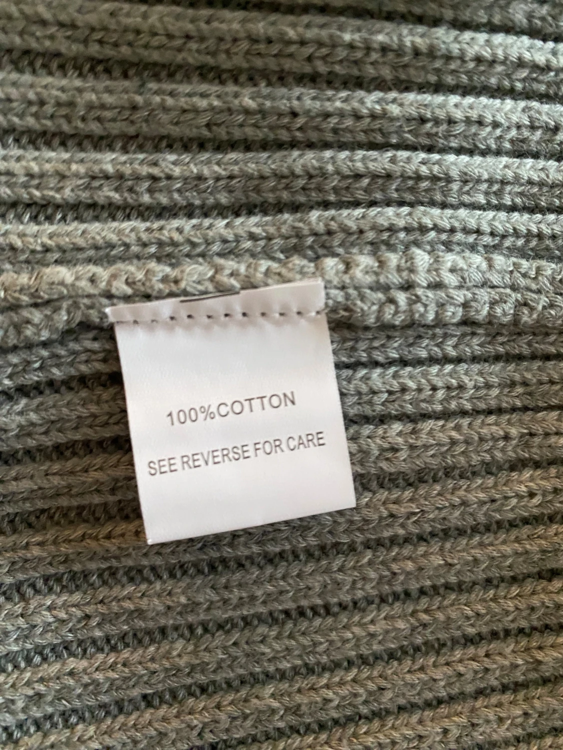 Grå ribbstickad mössa från Stone Island - 2