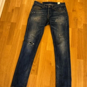 Dondup George  - Säljer nu dessa feta Dondup George med riktigt feta slitningar i färgen blå/marinblå. Storlek 31, dunder skick. Hör av er vid frågor!