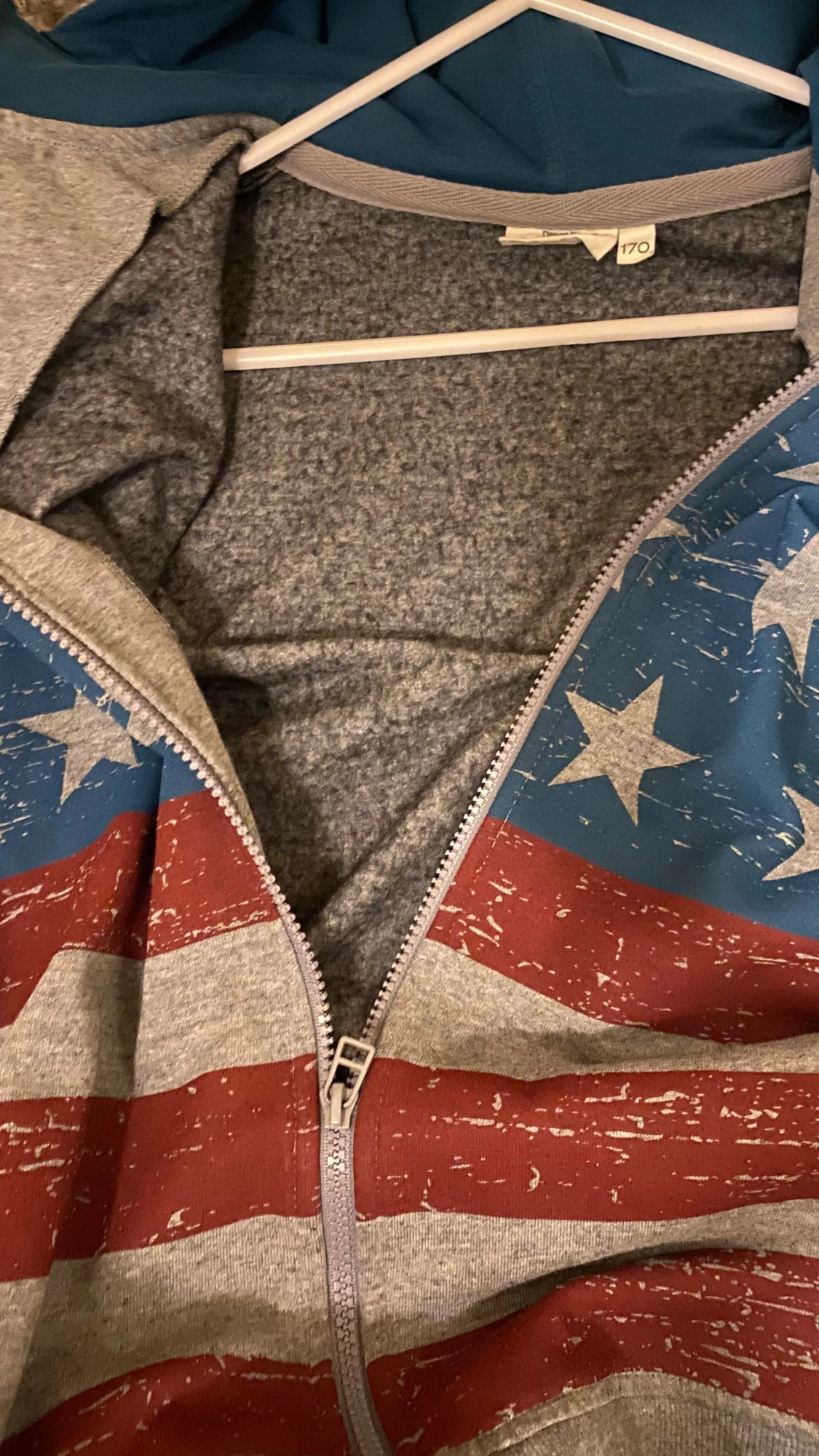 Grå hoodie med amerikanskt flaggmönster - 2