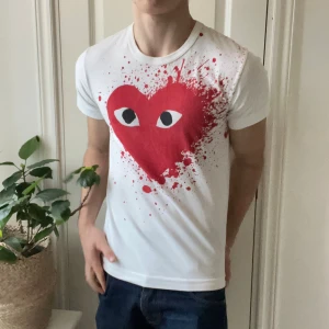 Come des garcons t shirt med snyggt tryck  - Come des garcons t shirt med snyggt och unikt tryck. Inga defekter! Sitter lite litet på modellen som är 180 cm 75 kg och bär storlek M. Väldigt trevlig fit dock ✌️