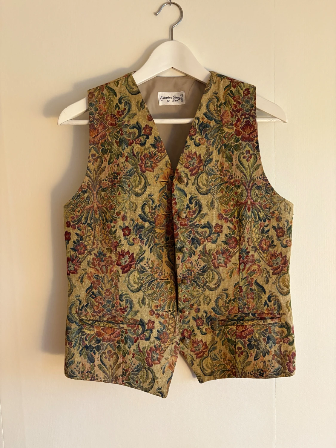 Blommig väst från Charles Gray